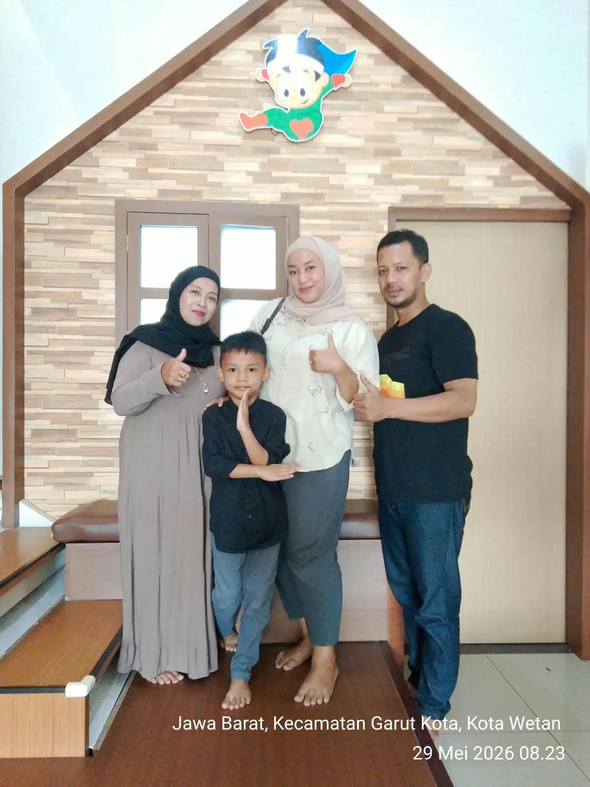 Pasien anak berpose ceria bersama orang tua