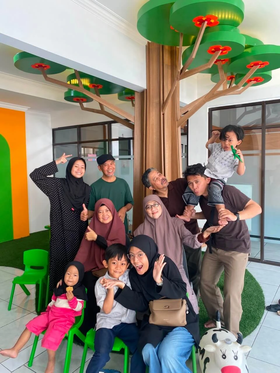 Keluarga mendampingi proses khitan anak dengan aman